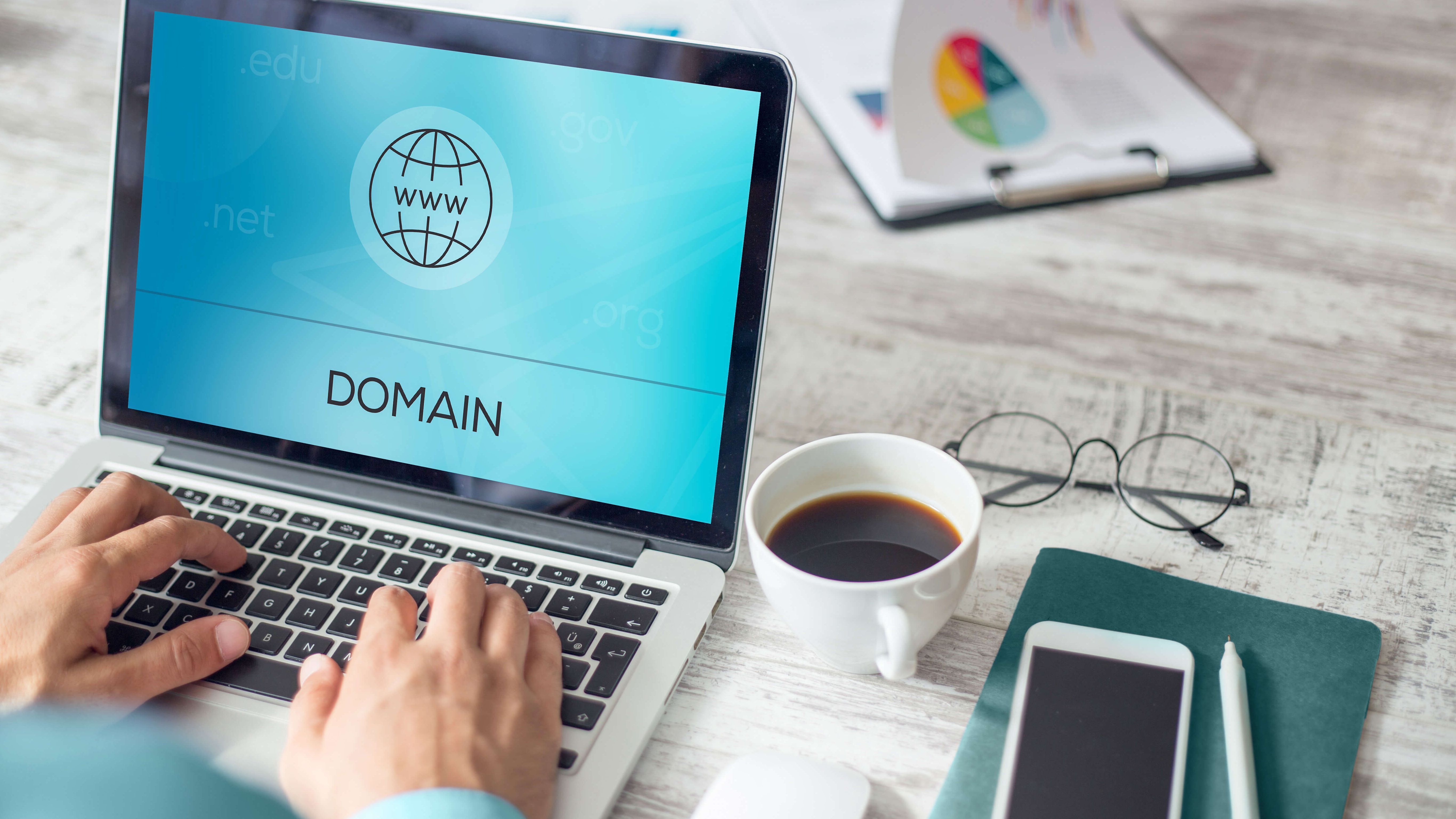 Registrieren Sie Ihre Domain schnell und einfach bei Green zu fairen Preisen Registrierung einer Domain auf dem Laptop