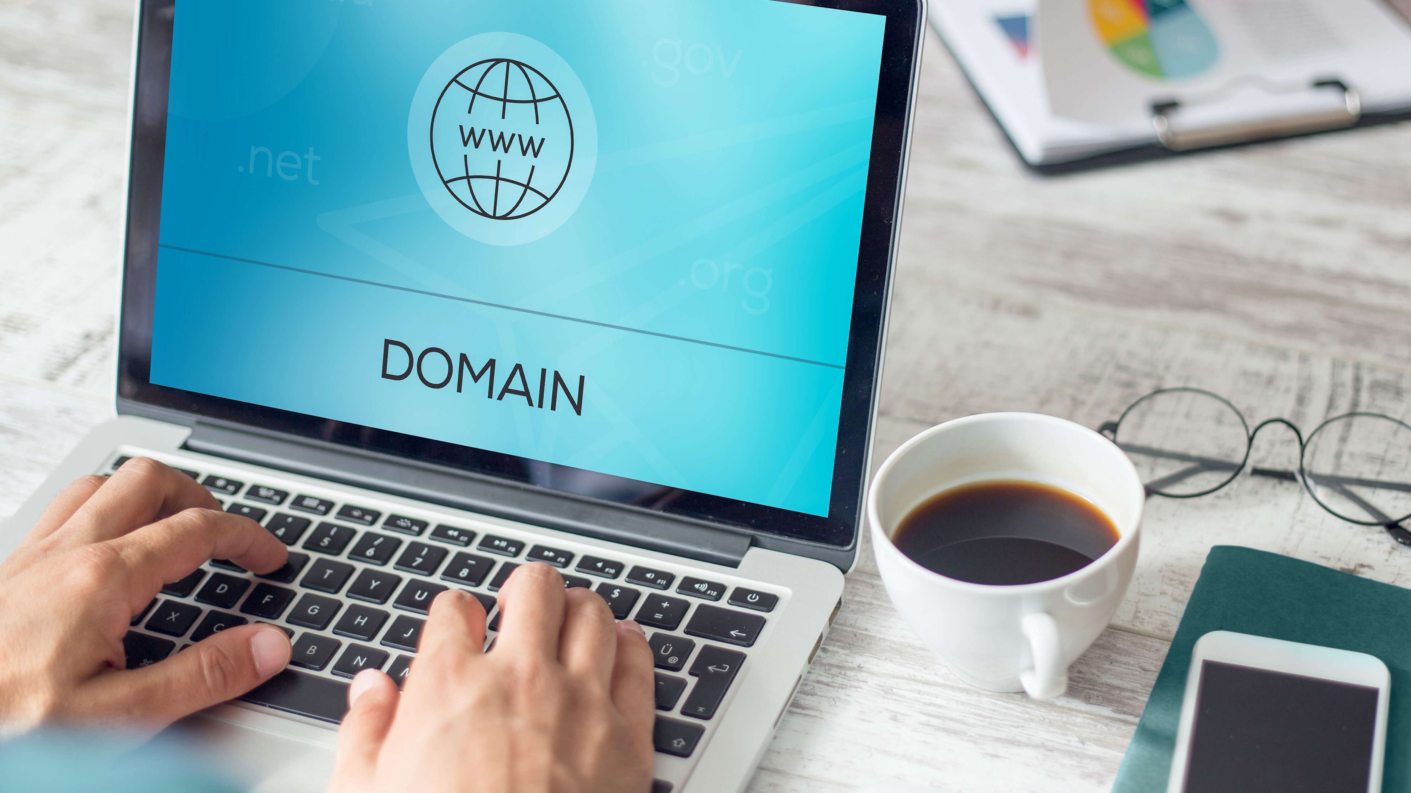 Registrieren Sie Ihre Domain schnell und einfach bei Green zu fairen Preisen Registrierung einer Domain auf dem Laptop
