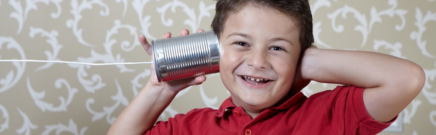 Kind mit Dosentelefon