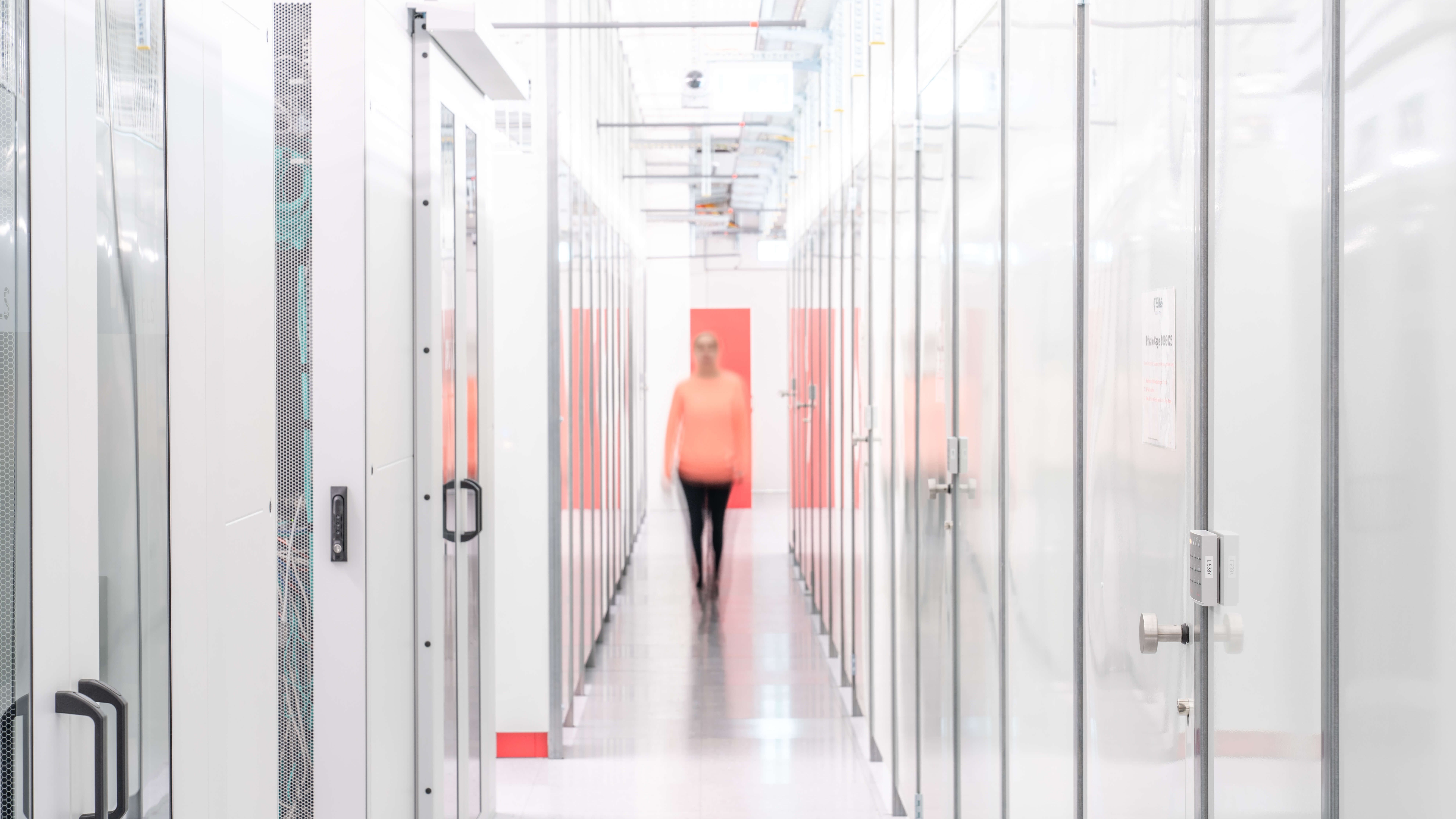 Datacenter mit Colocation und Cage Zone Datacenter Cage Gang mit Frau