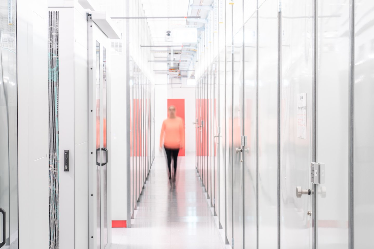Datacenter Cage Gang mit Frau