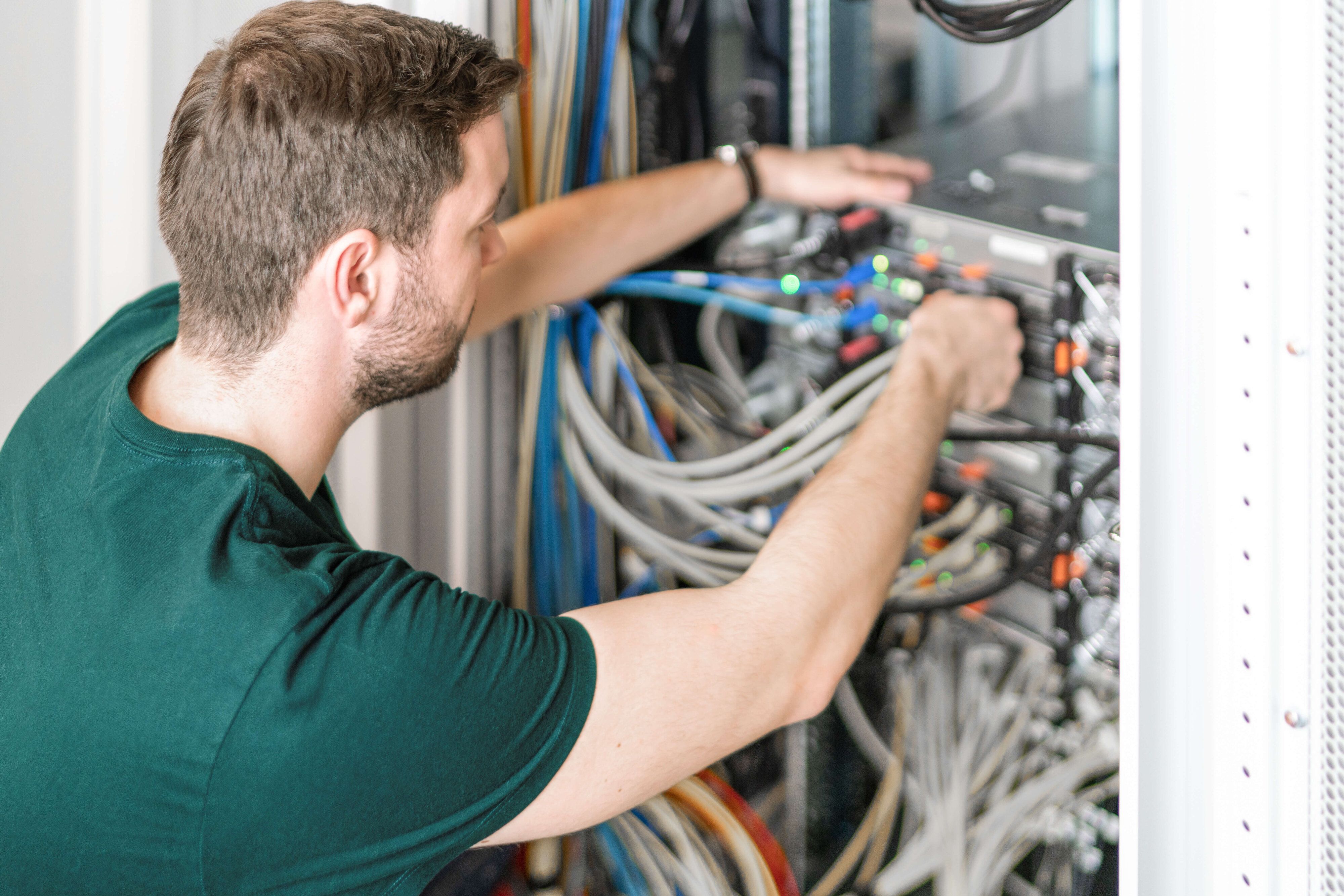 Mann arbeitet an Server