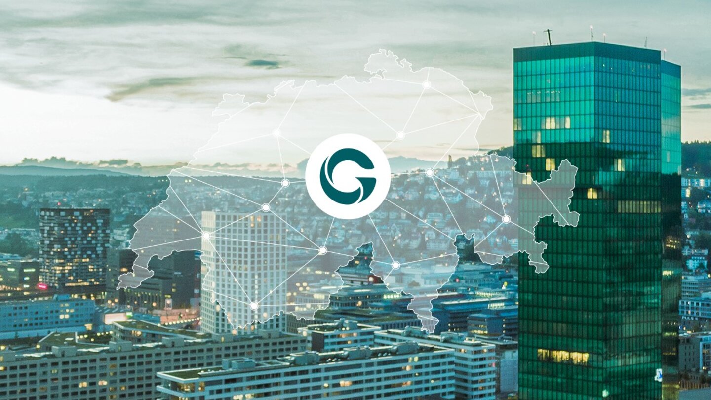Panorama von Zürich mit den Kirchtürmen von Fraumünster und St. Peter im Vordergrund. Darüber sind grafische Netzwerklinien und Punkte eingeblendet, die digitale Vernetzung symbolisieren.