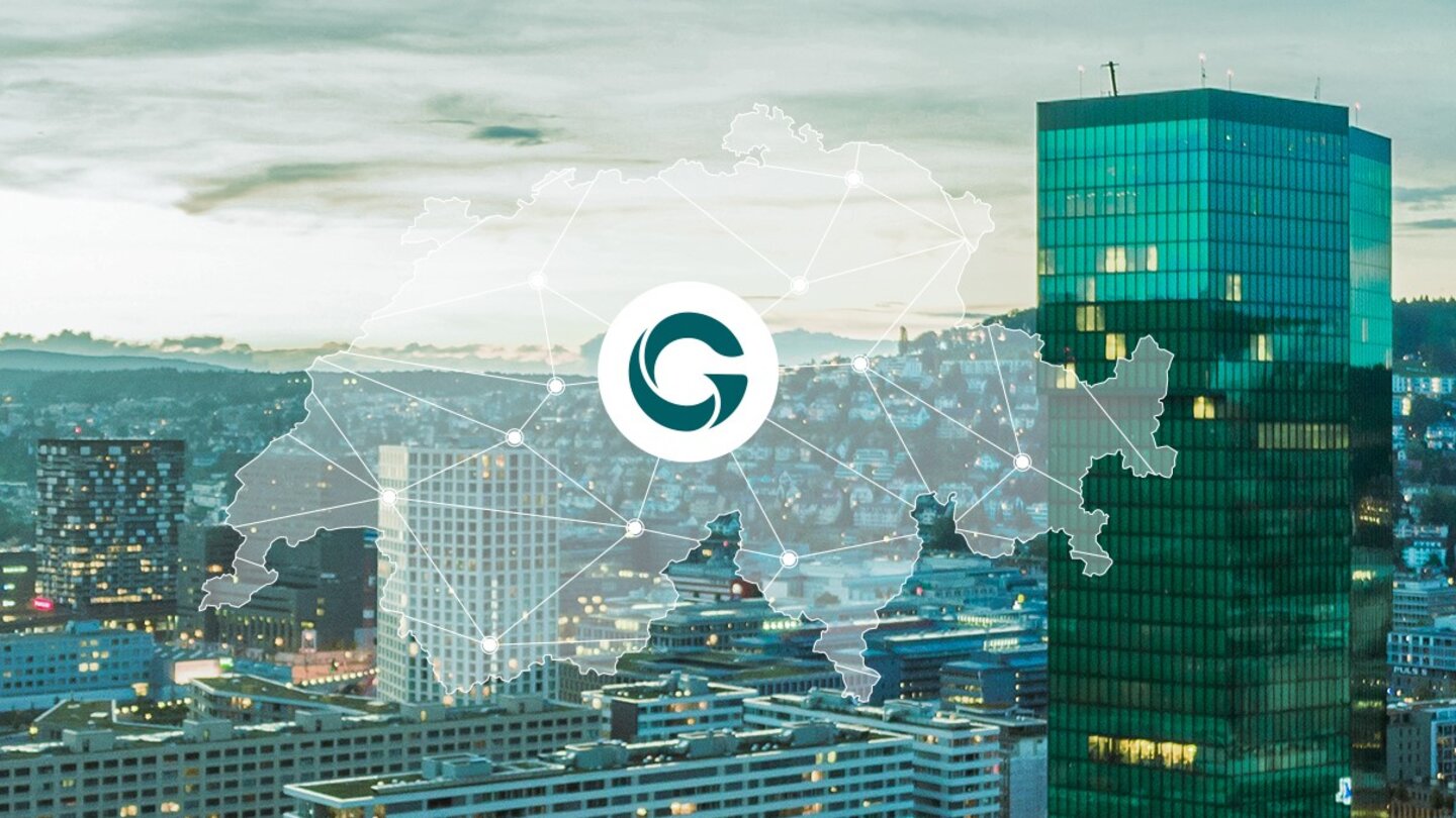 Panorama von Zürich mit den Kirchtürmen von Fraumünster und St. Peter im Vordergrund. Darüber sind grafische Netzwerklinien und Punkte eingeblendet, die digitale Vernetzung symbolisieren.