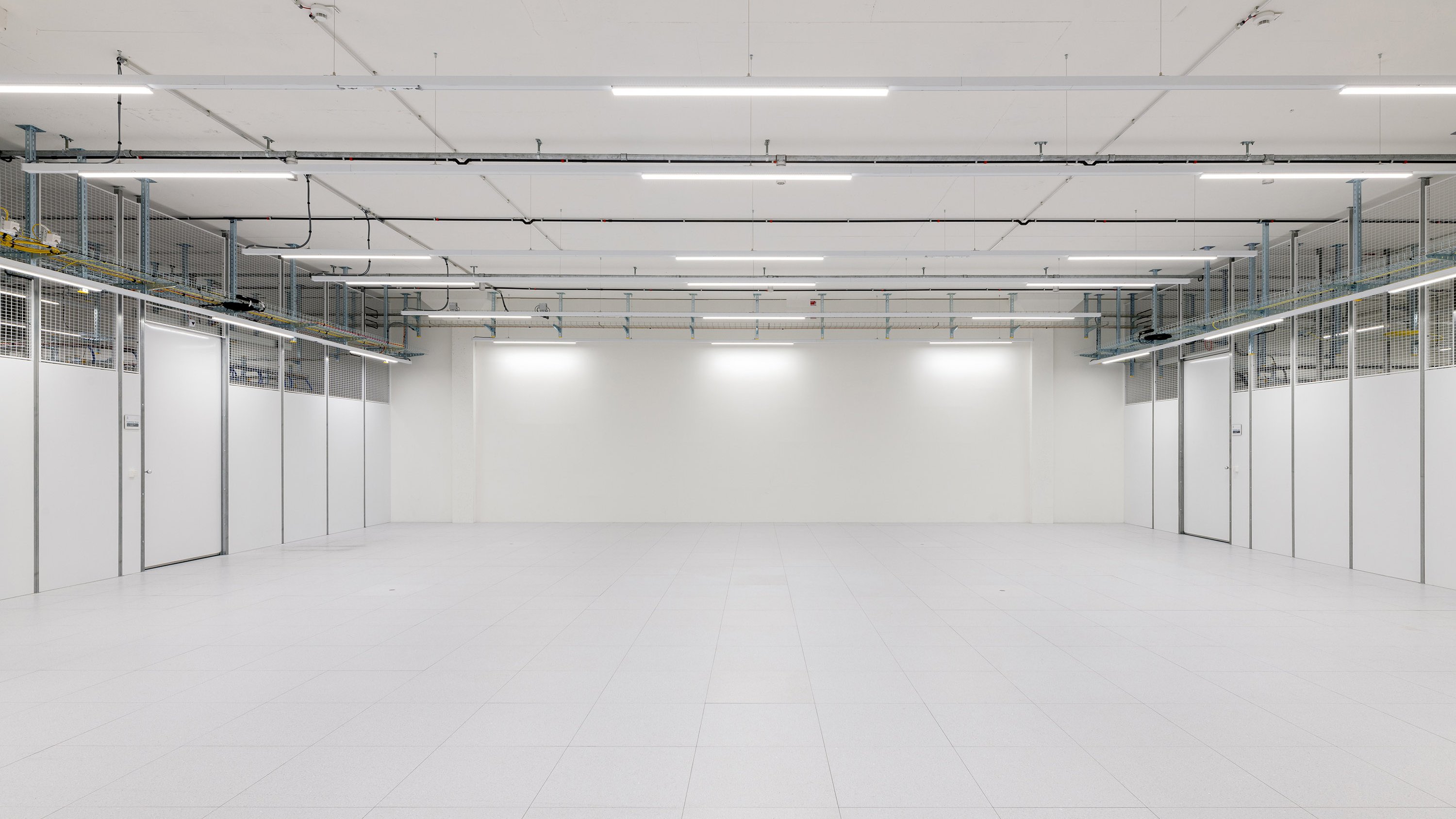 Datacenter leerer Raum mit Cages 