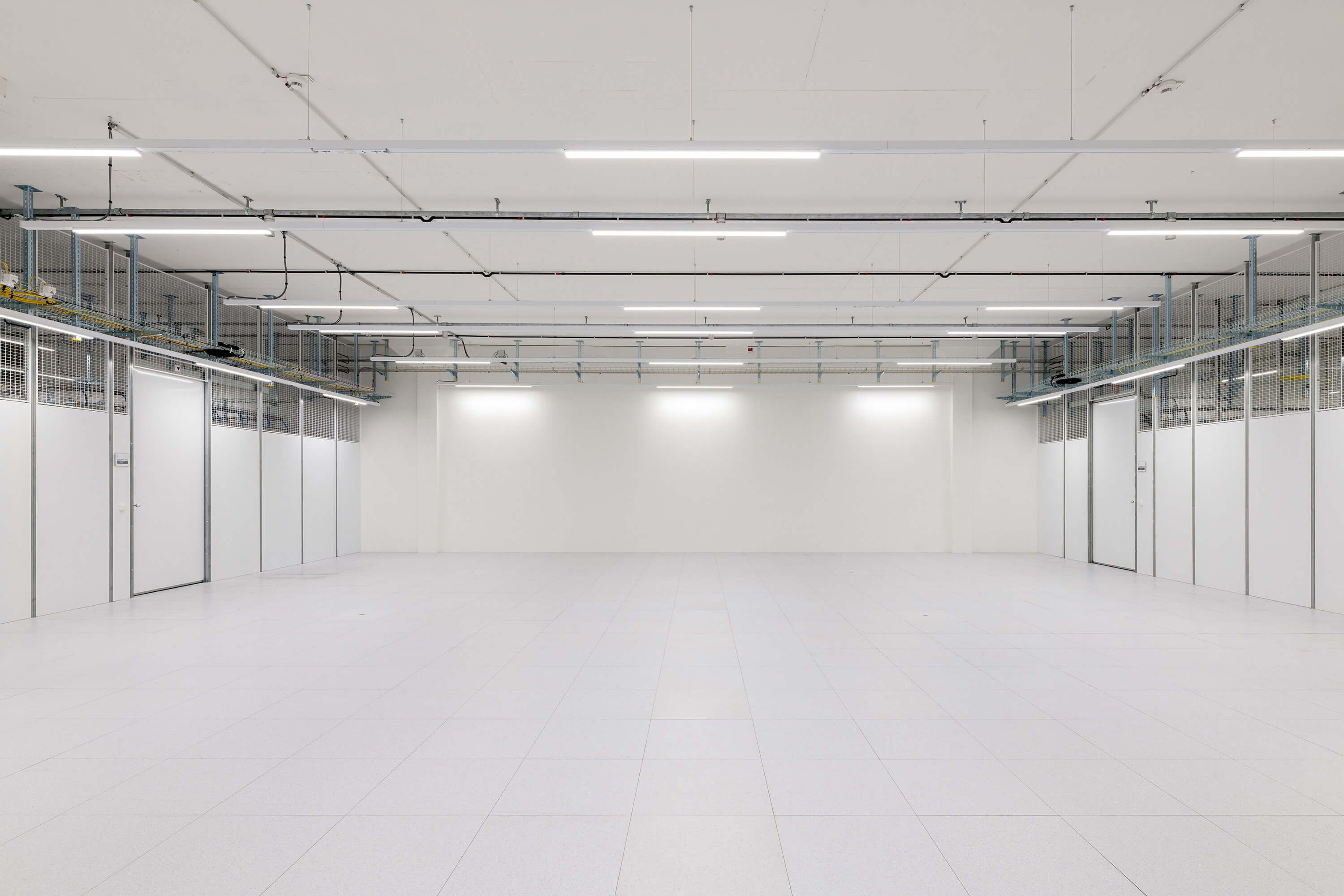 Datacenter leerer Raum mit Cages 