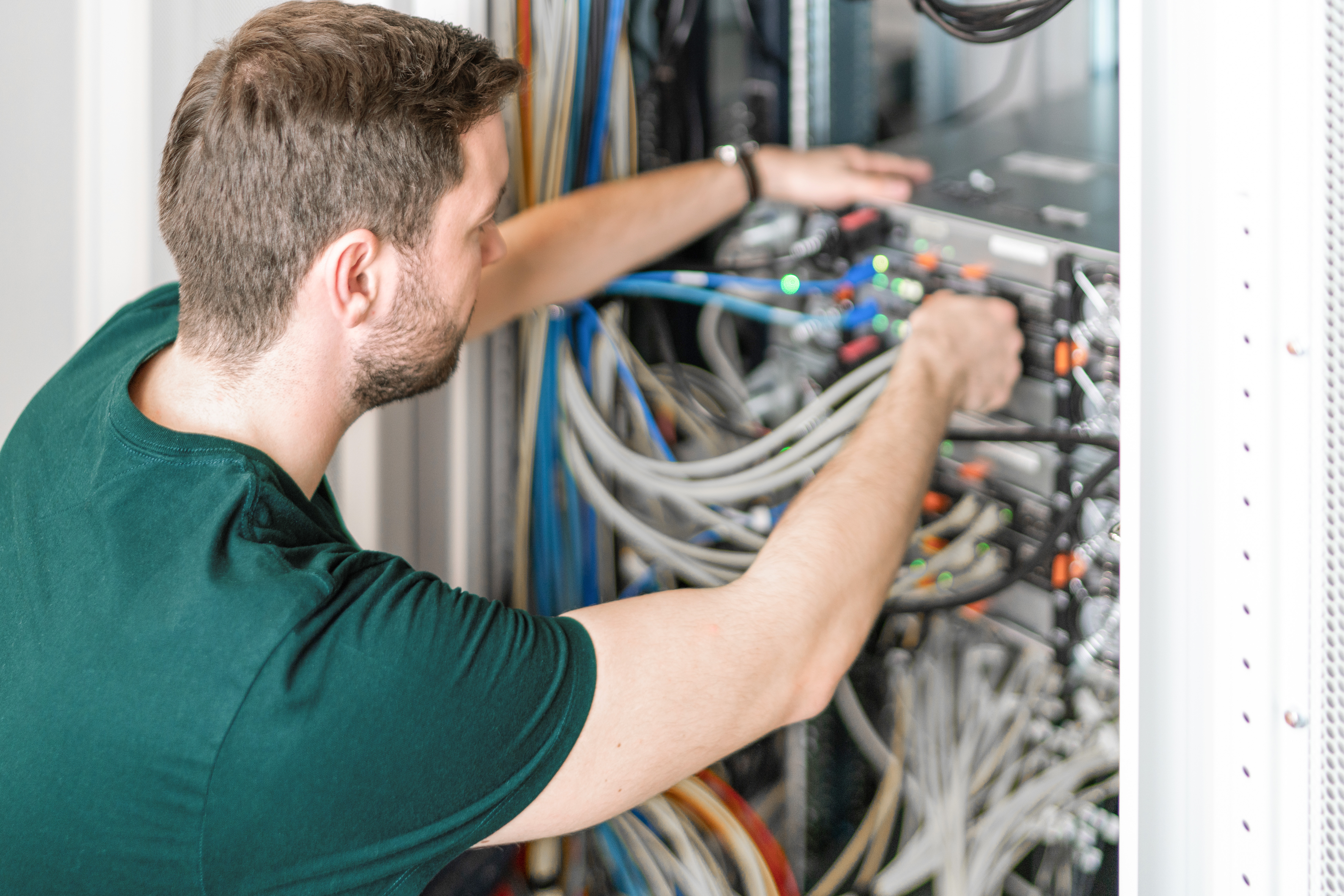 Bild: Verkabelungsarbeiten am Rack im Datacenter