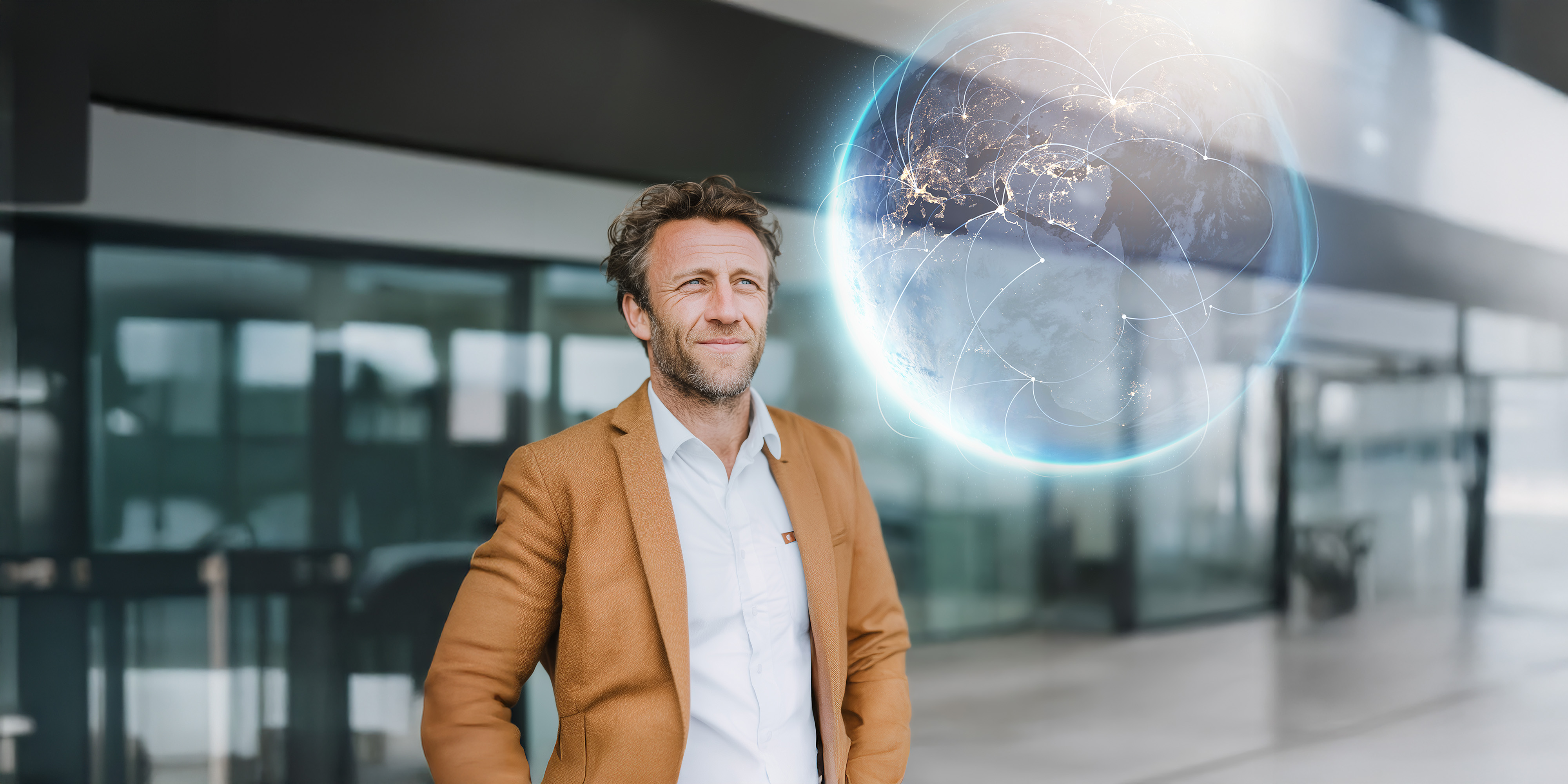 Ein Mann in einem hellbraunen Anzug blickt nachdenklich in die Ferne. Neben ihm schwebt eine digital visualisierte Erde mit leuchtenden Netzlinien, die weltweite Verbindungen symbolisieren.