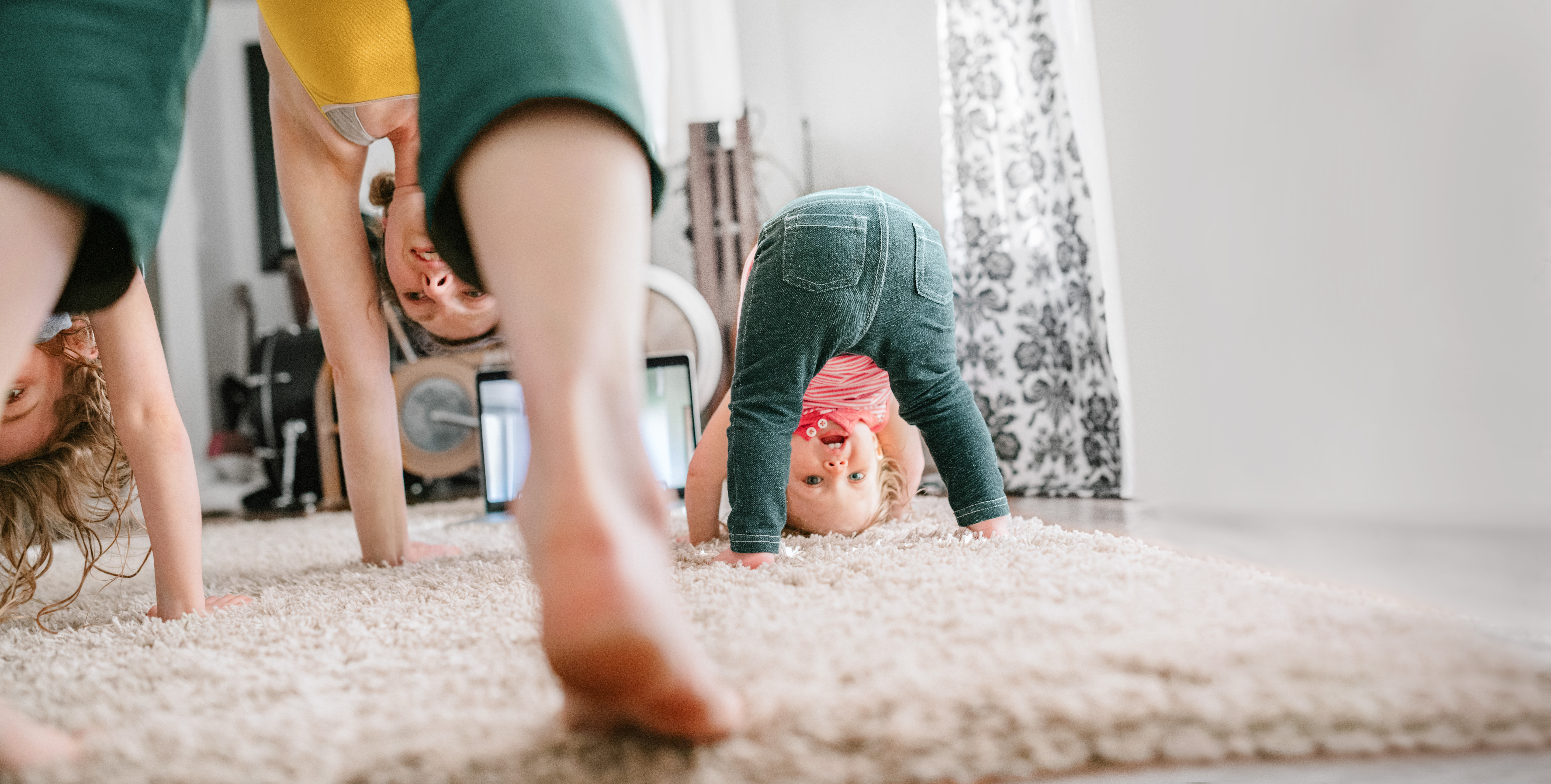 Mutter mit Kindern macht Joga zu Hause