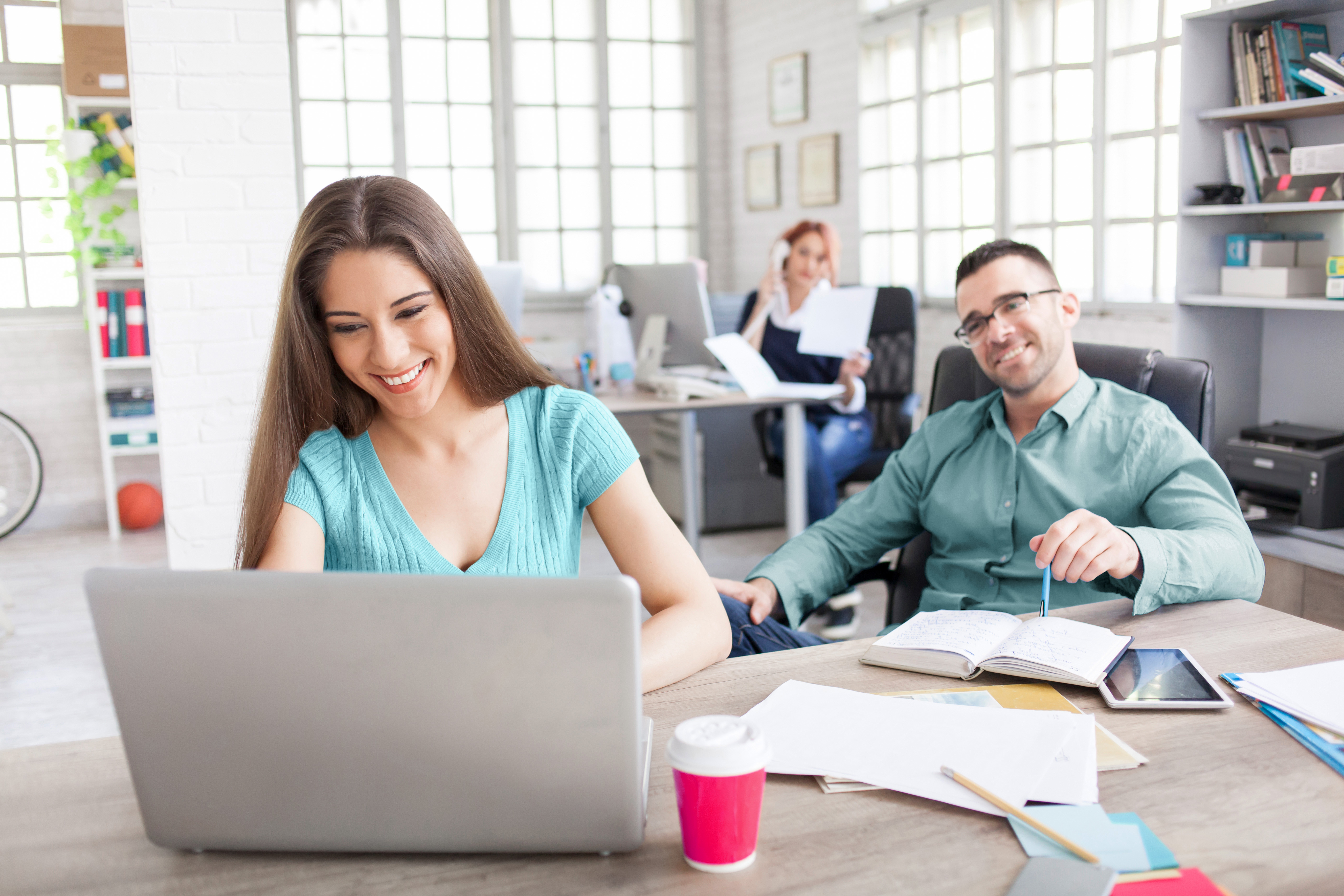 Marketing-Team eines KMU erstellt eine eigene Website