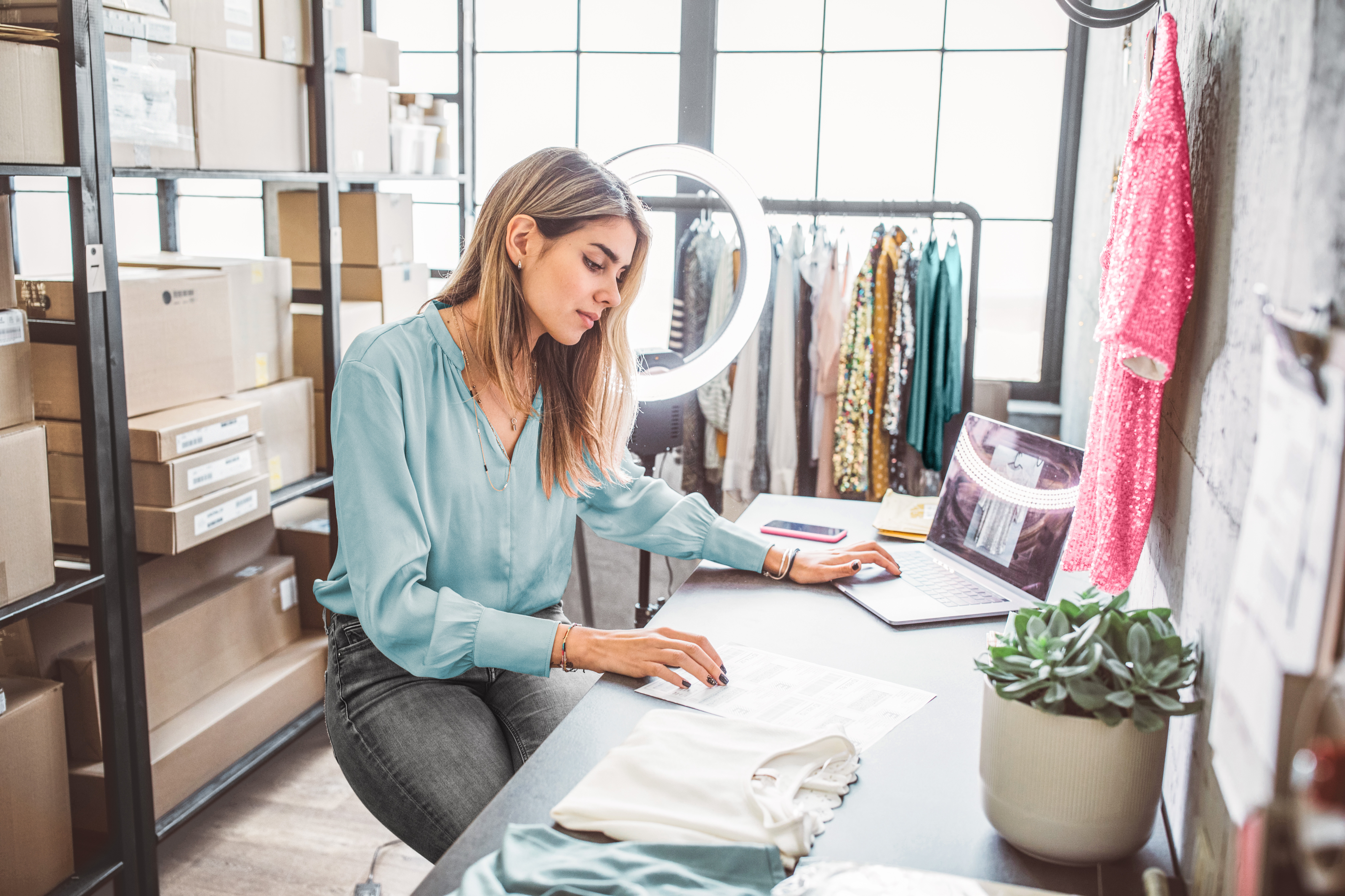 Frau verkauft über eigenen Onlineshop