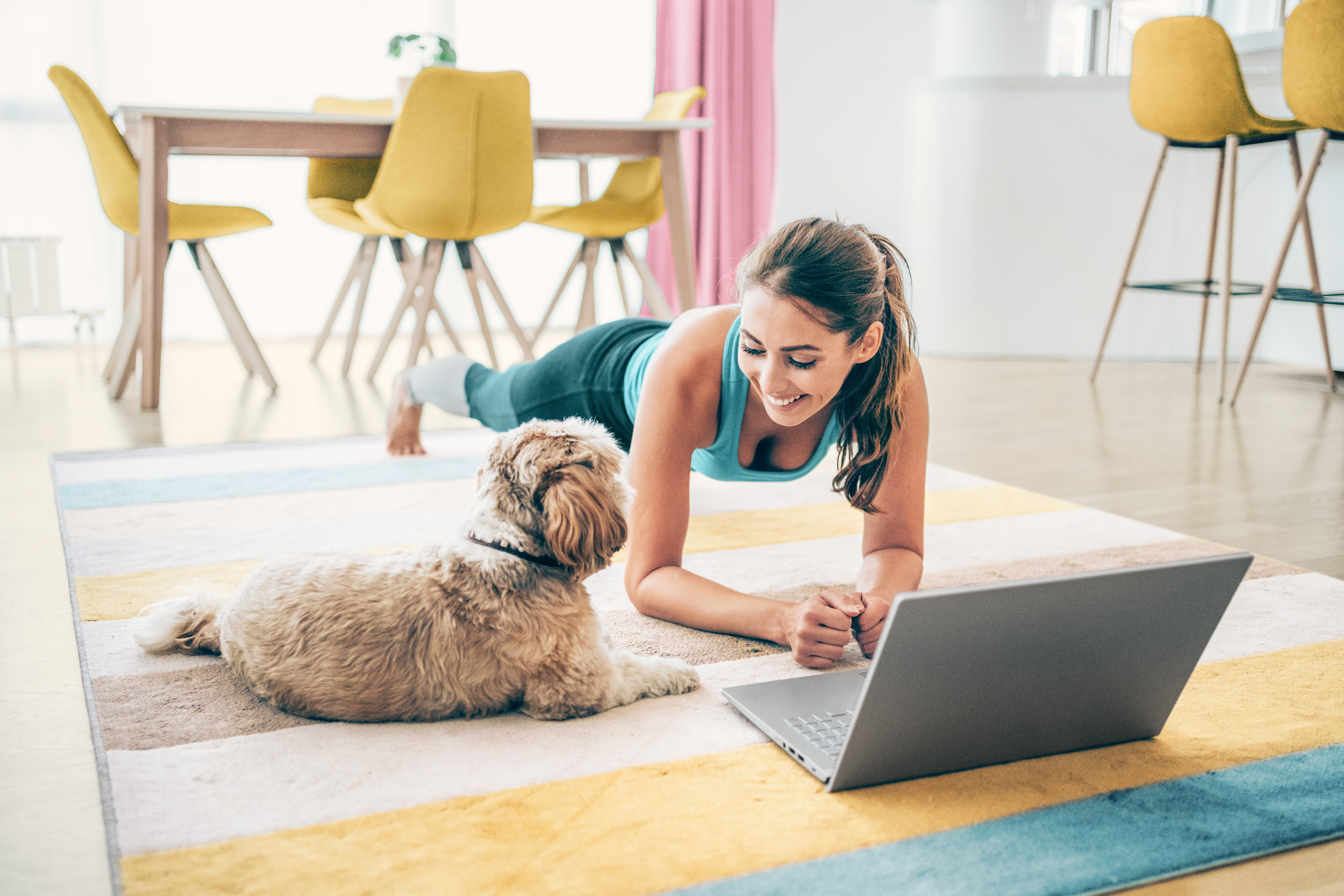 Une femme fait du yoga à la maison