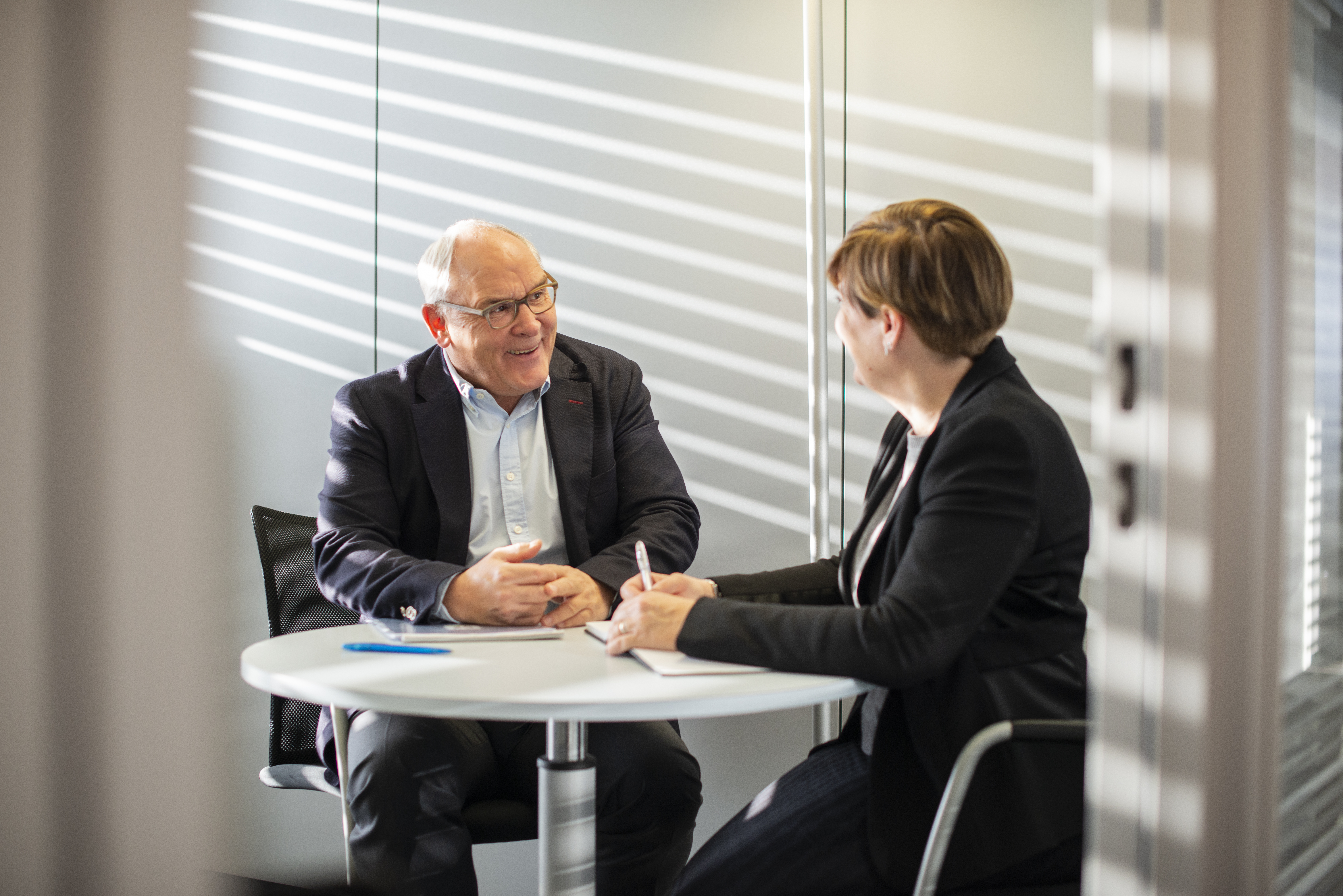 Mann und Frau im Gespräch