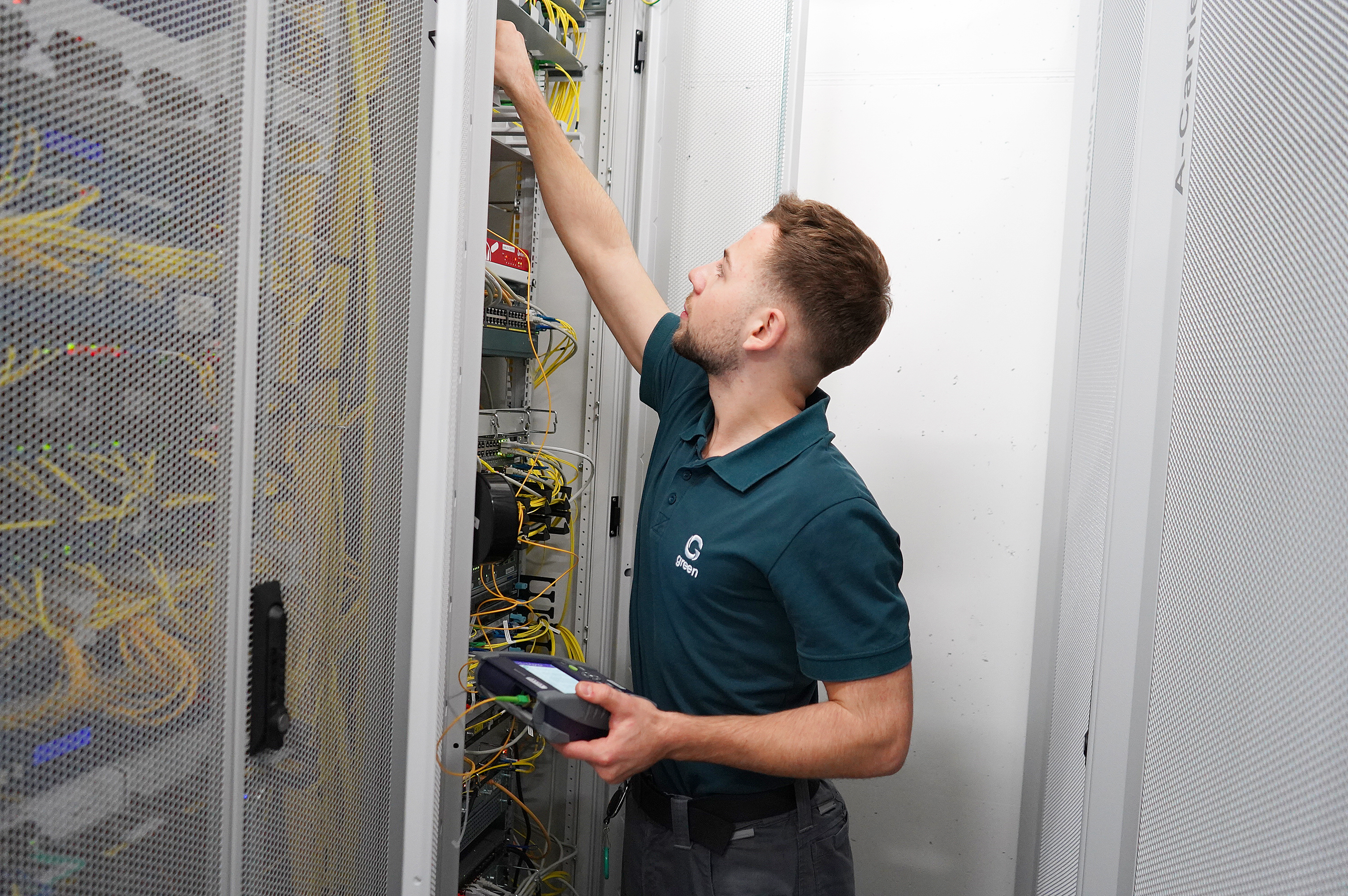 Betriebselektriker bei der Arbeit