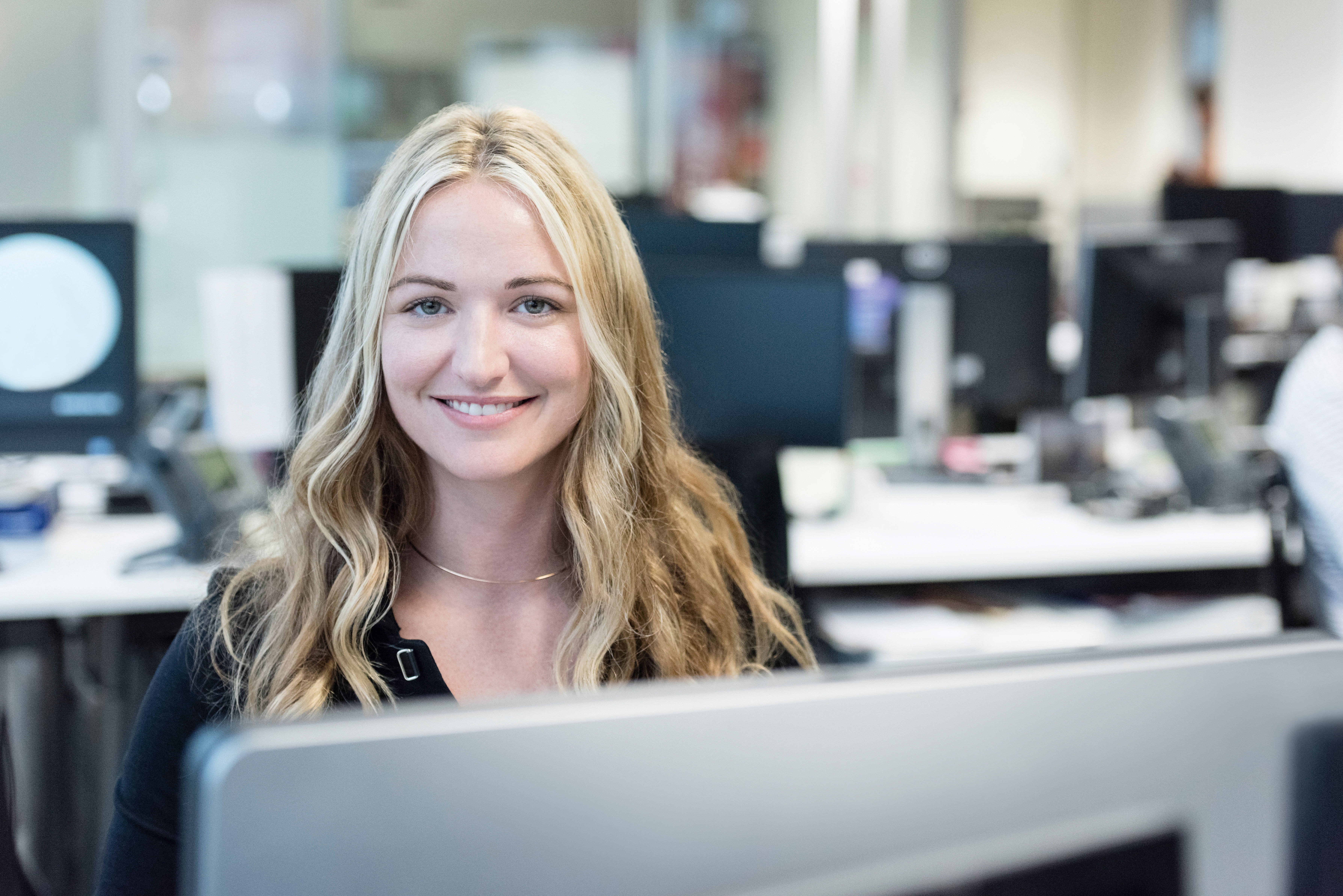 Lachende Lernende am Arbeitsplatz