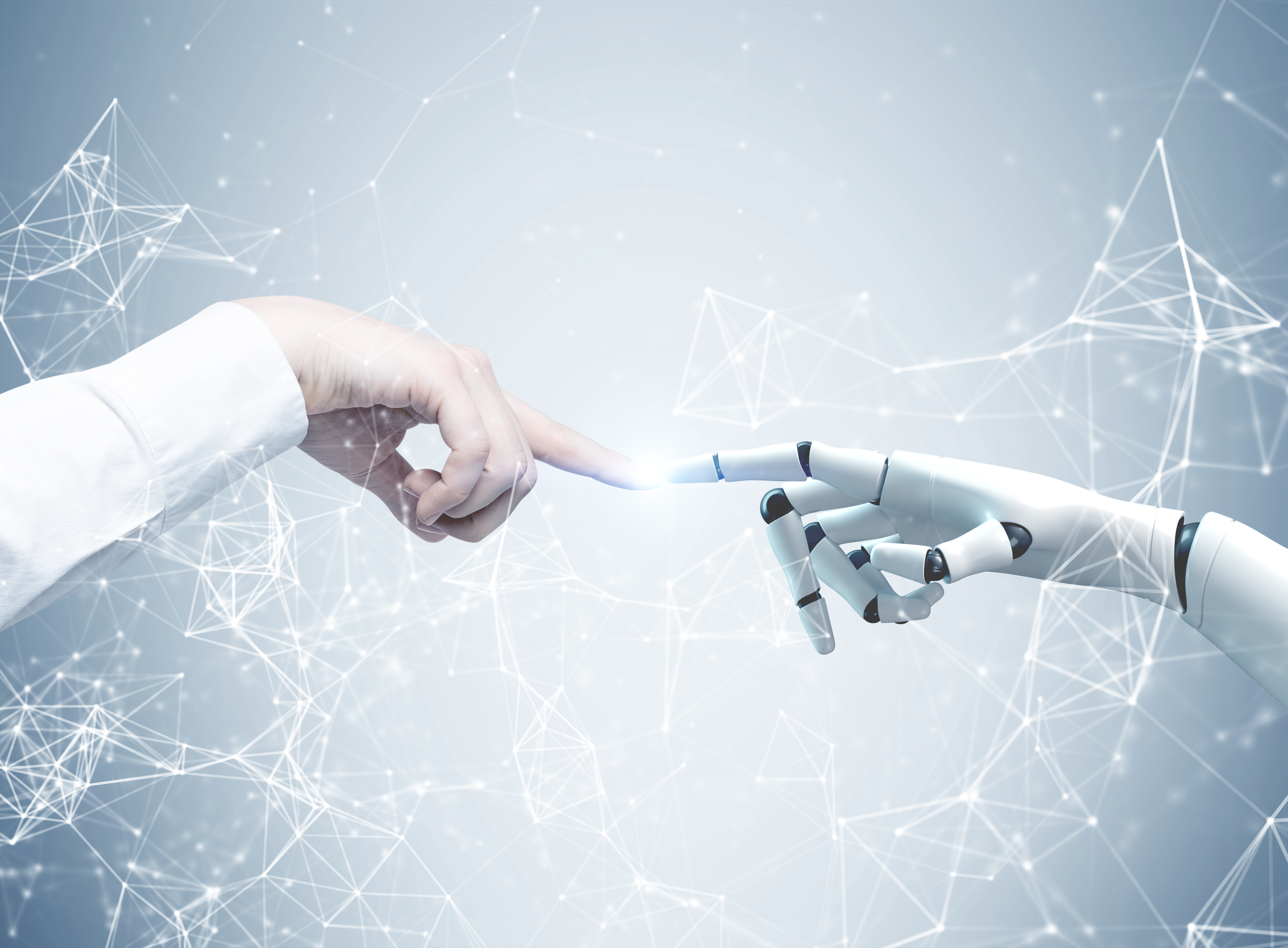 Roboter und Mensch reichen sich die Hand